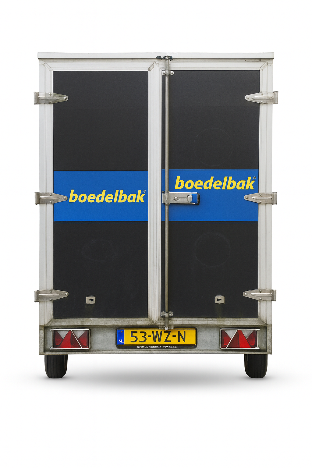 Achteraanzicht van een zwarte boedelbak gesloten aanhanger met dubbele deuren, blauwe band met Boedelbak-logo en kenteken, tegen een witte achtergrond.